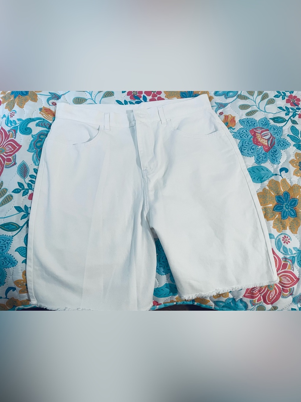 Women’s White Frayed Hem Dad Denim Shorts; Y2K, relaxed fit
